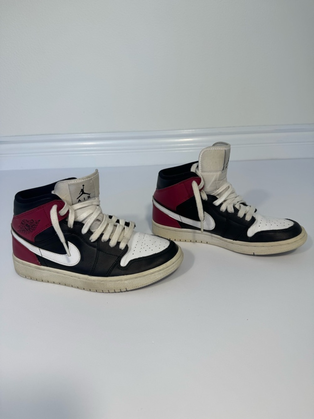 Nike Air Jordan 1 Mid GS Black White Red 6.5Y Youth   Womens 8 BQ6472-016